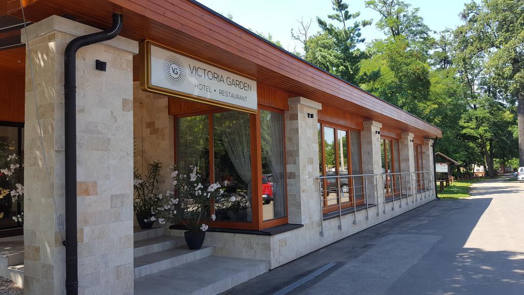 Victoria Garden Hotel Es Etterem Nyiregyhaza Exterior photo